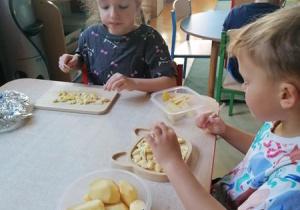 Hania i Mikołaj przy pracy.