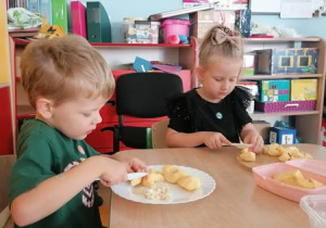 Pola pracuje z uśmiechem.