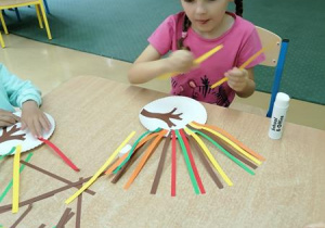 Maja zastanawia się, który kolor wybrać.