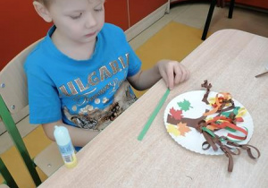 Kajtek ma gotowe drzewko.