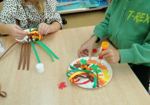 Maja i Kuba kończą swoje prace.