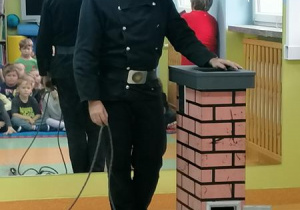 Pan kominiarz w całej okazałości.