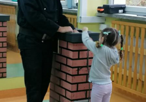 Maja zagląda do komina.