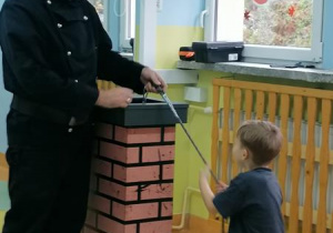 Mikołaj próbuje oczyścić komin.