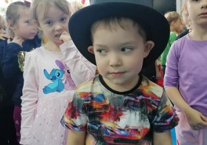 Czarek w cylindrze kominiarskim.