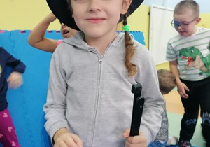 Maja w cylindrze kominiarskim.