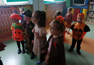 W oczekiwaniu na zabawę.