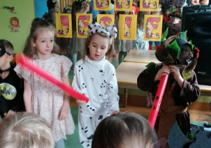 Próba gry na bumrurkach.