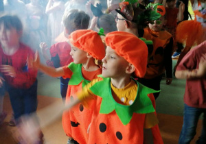 Kuba i Szymon jako dynie.