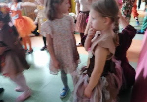 Maja i Hania podczas krótkiego odpoczynku.