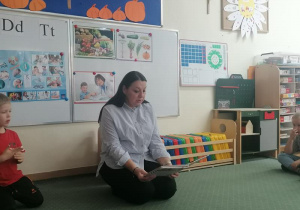 Pani Aneta w sali Stokrotek.