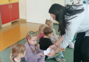 Weronika ogląda listy Felka.