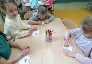 Hania i Julek przy rysowaniu listu.