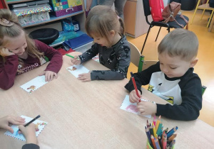 Czarek myśli co ma narysować.