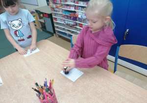 Maja i Eliza stemplują listy.