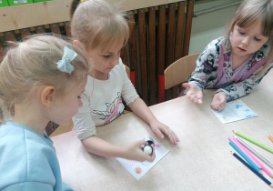 Dziewczynki stemplują listy.