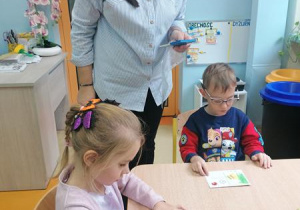 Kuba i Hania przy pracy.