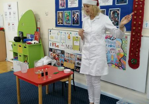 Prowadząca wita Stokrotki.