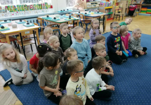 Stokrotki z zaciekawieniem słuchają prowadzącej.