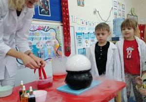 Filip i Hania przy doświadczeniu.