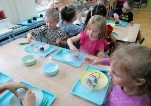 Kaja, Pola i Marysia jako laborantki.