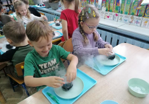 Mikołaj i Weronika przeprowadzają doświadczenie.