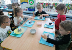 Maja, Kajtek, Hania i Czarek podczas doświadczenia.