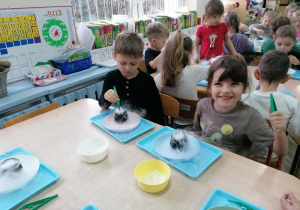 Filip i Maja przeprowadzają doświadczenie.