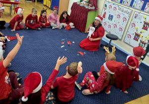 Ubieramy Świętego Mikołaja - zabawa
