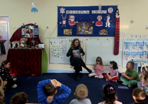 Ciocia Ola czyta dzieciom