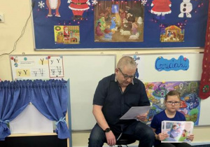 dziadek Jagódki czyta opowiadanie o Bojku