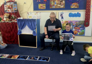 Jagódka pokazuje ilustracje do opowiadania