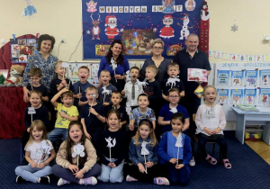 spotkanie czytelnicze z dziadkiem Jagódki - wspólna fotografia