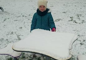 Zosia sprawdza, ile śniegu spadło na stolik