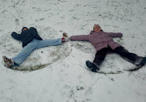 Dwa aniołki na śniegu