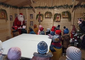 Mikołaj przedstawia dzieciom swoje elfy