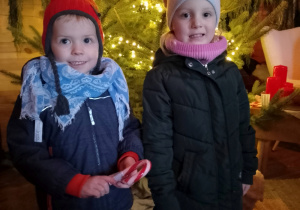 Leoś i Iza przy choince