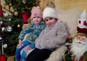 Marcysia i Laura na fotelu Mikołaja