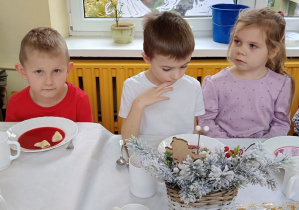 Mateusz, Dawid i Laura na świątecznym obiedzie.