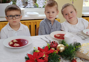 Mikołaj, Karol J. i Wanda na świątecznym obiedzie.