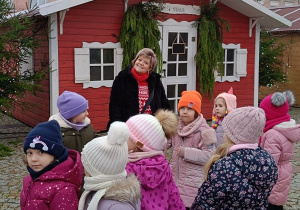 Przed domkiem Św. Mikołaja.