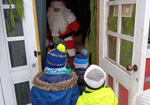 Św. Mikołaj zaprasza do swojego domku.