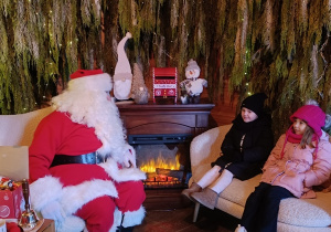 Nadia i Ala rozmawiają ze Św. Mikołajem.