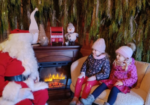 Wandzia i Emilka rozmawiają ze Św. Mikołajem.