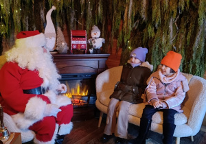 Kaja i Zuzia rozmawiają ze Św. Mikołajem.