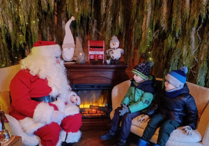 Dawidek i Kubuś rozmawiają ze Św. Mikołajem.