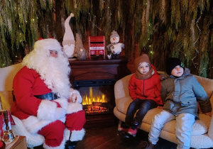 Jaś i Mateuszek rozmawiają ze Św. Mikołajem.