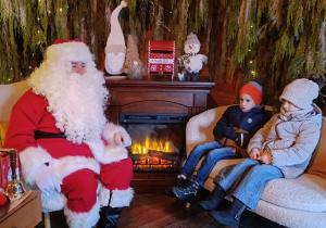 Karolek I i Lenka rozmawiają ze Św. Mikołajem.