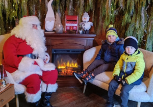 Juluś i Karolek J. rozmawiają ze Św. Mikołajem.