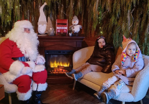 Mikołaj i Julcia rozmawiają ze Św. Mikołajem.